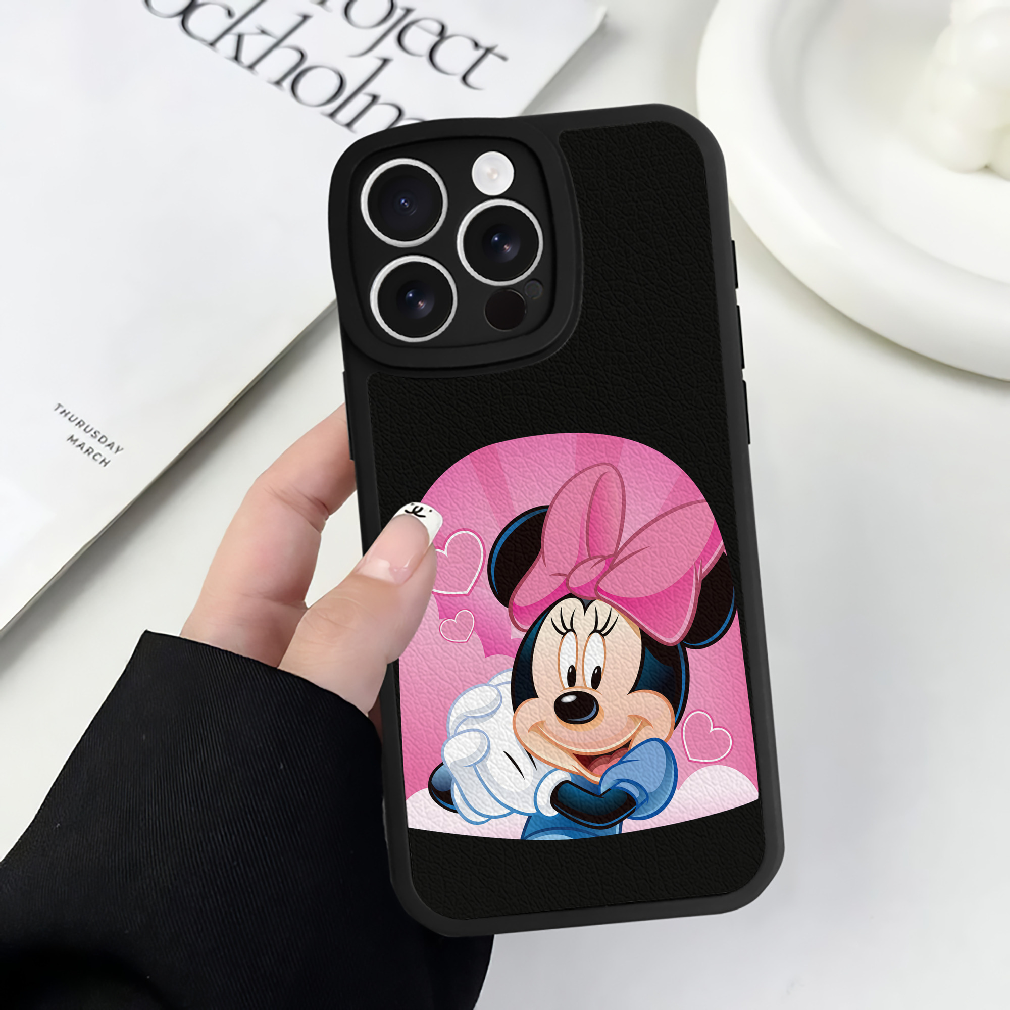 （画像用） ミッキーマウス Mickey Mouse 【iPhone 16シリーズ対応】シリコンスマホケース（レザー調） 材質：シリコン